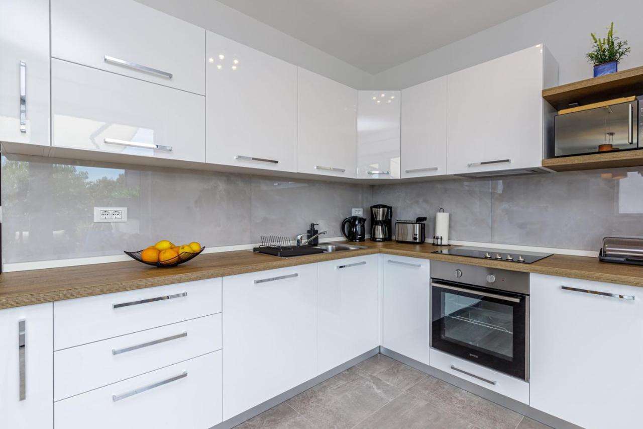 Sabena Apartment With Private Whirlpool Пореч Екстериор снимка